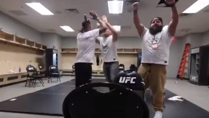 UFC 226 : La réaction de Cain Velasquez et le reste de l'équipe de Daniel Cormier resté regarder le combat dans les vestaires