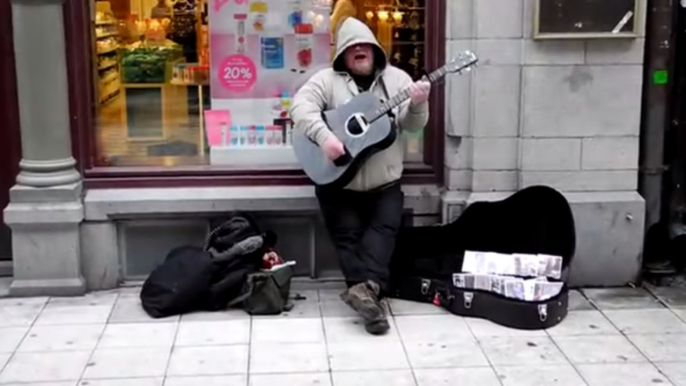 Cet artiste de rue impressionne les passants avec sa voix extraordinaire