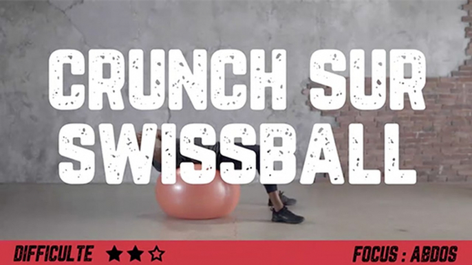 Musculation des abdos : crunch sur swiss ball