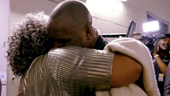 UFC 235 : Kamaru Usman fond en larmes dans les bras de la mère de Tyron Woodley en backstage