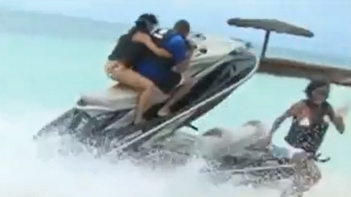 Elle évite de justesse une collision avec un jet ski