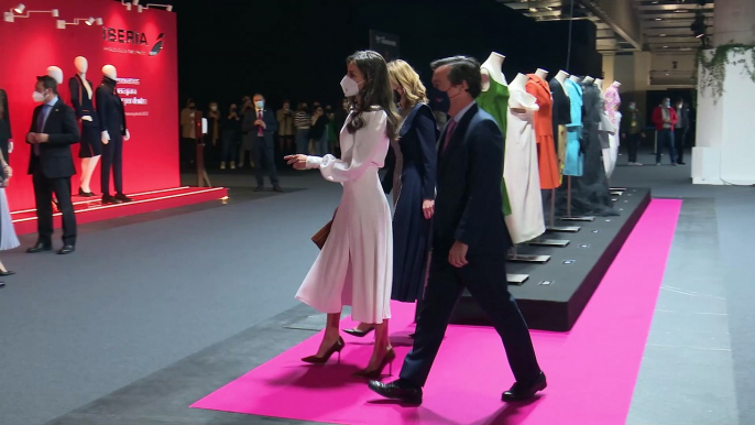 La lección de estilo de la Reina Letizia con mensaje incluido en su visita a la MBFWM