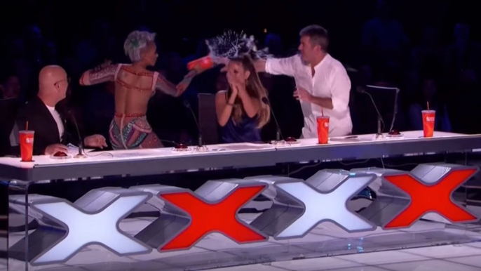 America's Got Talent : Insultée par un juré, elle lui jette son verre au visage