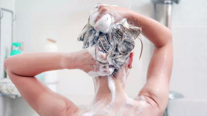 Rinsing your hair with cold water to make it shinier: fact or fiction?