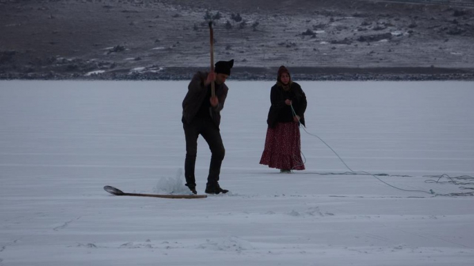 Yüzeyi donan Çıldır Gölü'nde Eskimo usulü balık avı