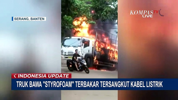 Hendak Masuk ke Gudang, Truk Bermuatan Styrofoam Tersangkut Kabel Listrik dan Ludes Terbakar!