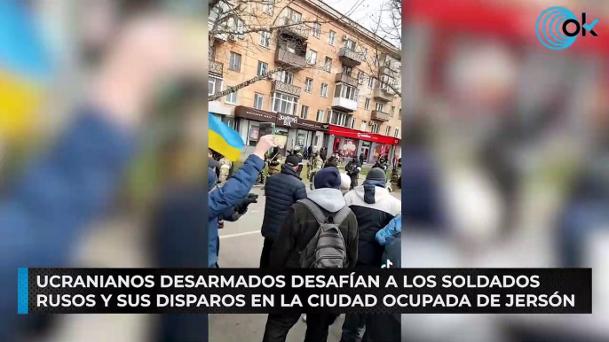 Ucranianos desarmados desafían a los soldados rusos y sus disparos en la ciudad ocupada de Jersón