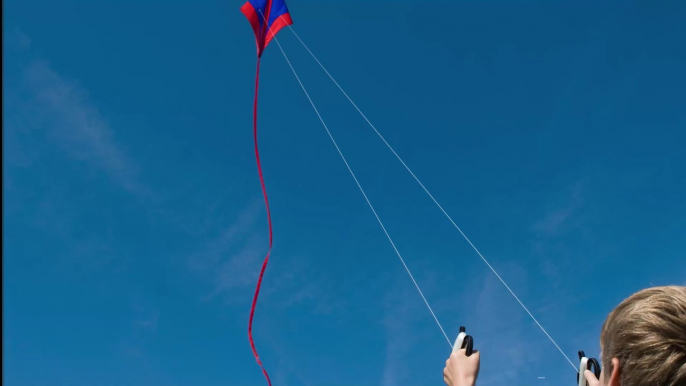 Indonésie : Un petit garçon emporté dans les airs par un cerf-volant (Vidéo)