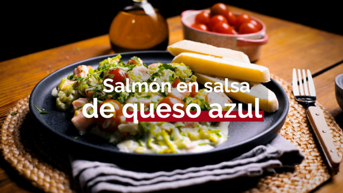 Salmón en salsa de queso azul