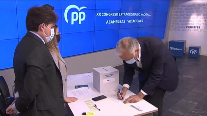 Feijóo arrasa en las primarias del PP con el apoyo de 99,6% de los miltantes