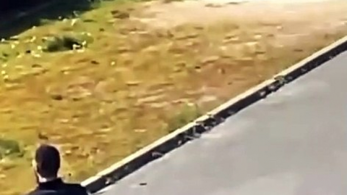 Villeneuve-Saint-Georges: Regardez les images impressionnantes des policiers qui ouvrent le feu sur un homme menaçant dans la rue armé d’un couteau - VIDEO