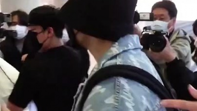 Jungkook the sweetest soul, jk at airport bowing to Army  #jeonjungkook #jungkook #jk