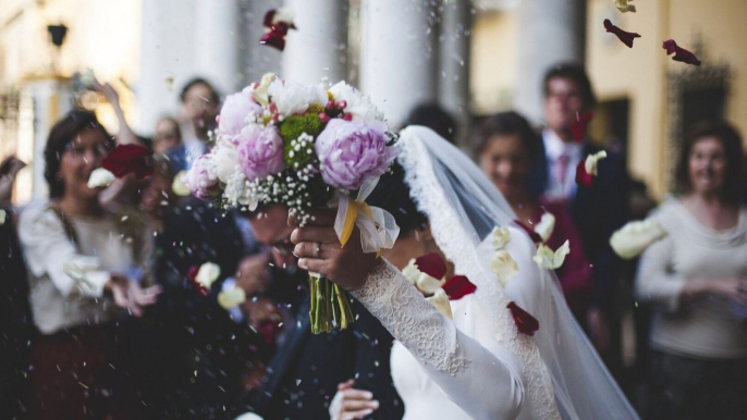 Pendant le mariage de son fils, elle réalise que la mariée est sa propre fille