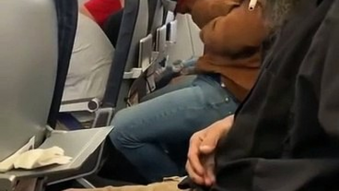 Un passager oublie qu'il est dans un avion et s'allume une cigarette