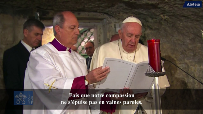La prière du pape François devant la grotte de saint Paul