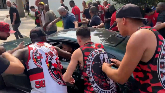 Gabigol discute com torcedores de organizada do Flamengo no Ninho do Urubu