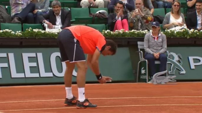 Insolite. Roland-Garros : un joueur sort son téléphone portable en plein match