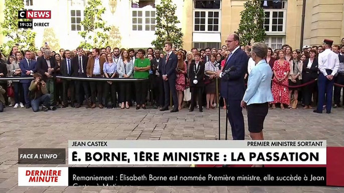 Regardez l'intégralité des discours de Jean Castex et Elisabeth Borne à Matignon lors de la passation de pouvoir qui s'est déroulé dans la cours de Matignon