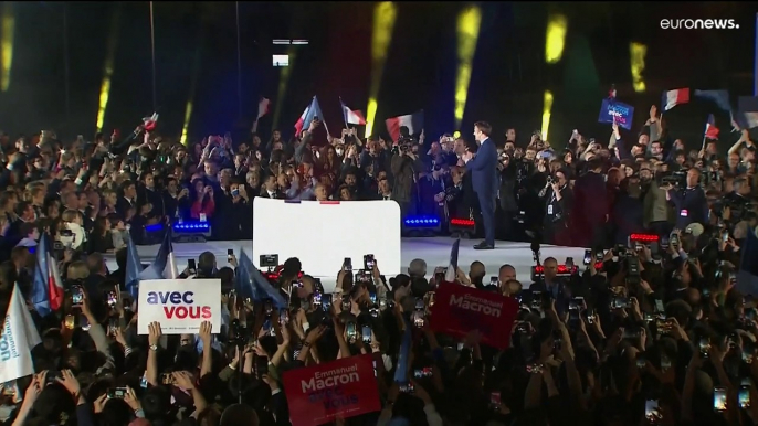 Macron promete trabajar para calmar la ira de los franceses tras ser reelegido presidente