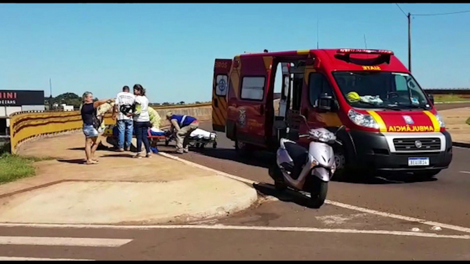 Homem sofre fratura exposta ao cair de moto em Cascavel