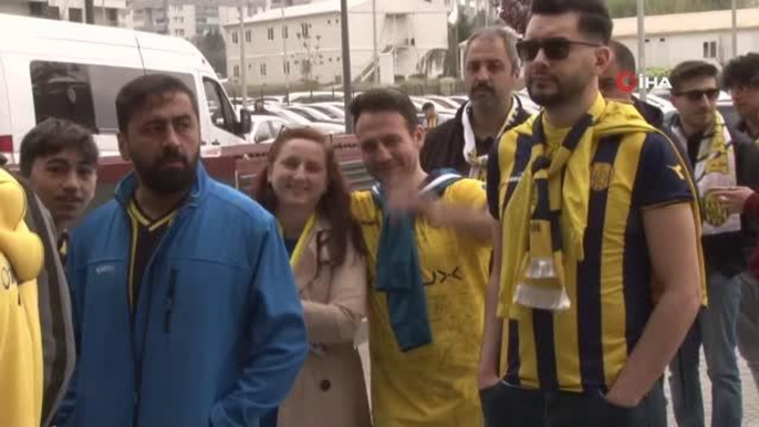 Süper Toto Süper Lig'e yükselen MKE Ankaragücü başkanı ve taraftarı kutlama yaşadı