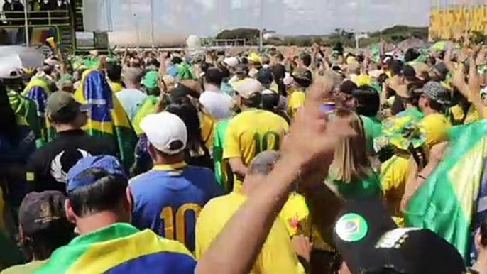 Brasileños se manifiestan en actos de apoyo a Bolsonaro y a Lula