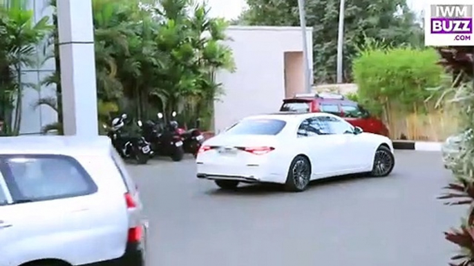 Shahrukh Khan Spotted At Private Airport, Hides Himself With Umbrella