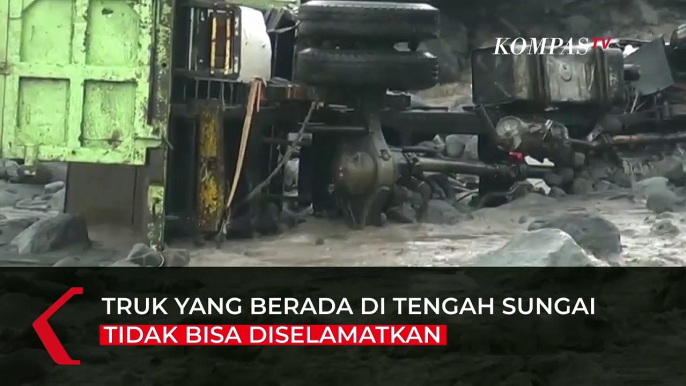 2 Truk Terseret Banjir Lahar Hujan Gunung Semeru Setelah Terjadi Hujan Deras di Lereng Gunung