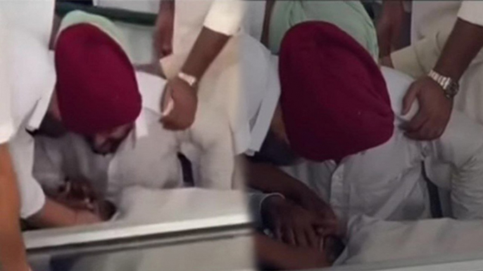 Sidhu Moosewala Last Rites पर Father का प्यार करते Emotional Video Viral | Boldsky