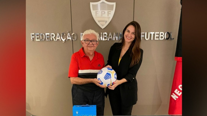 Presidenta da FPF presenteia o Museu do Futebol de Cajazeiras com bola autografada por Marta