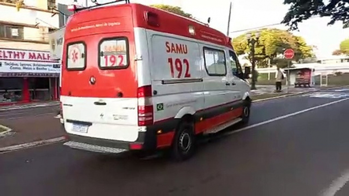 Motociclista fica ferido ao bater em em alta velocidade contra módulo policial no centro de Umuarama