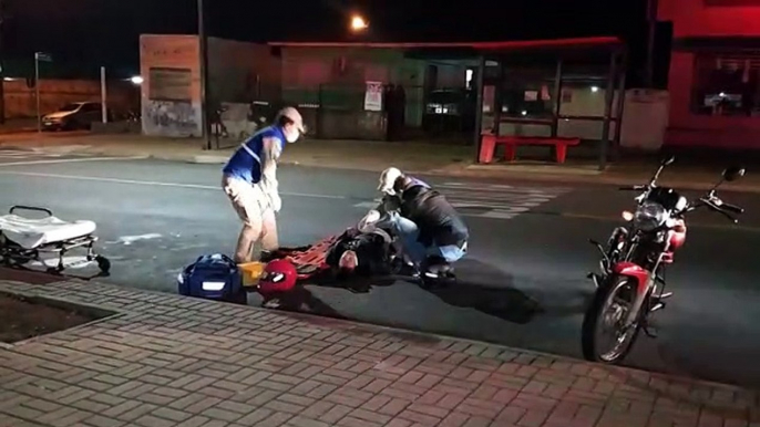 Mulher fica ferida após colisão entre motos na Av. Papagaios, em Cascavel