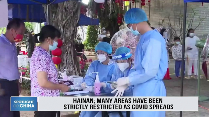 Plus de 80 000 touristes sont coincés sur l'île de Hainan, dans le sud de la Chine, après la détection de cas de Covid qui ont poussé les autorités à annuler tous les vols et trains localement - VIDEO