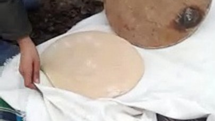 طهي الخبز بالطريقة التقليدية; Cooking bread the traditional way