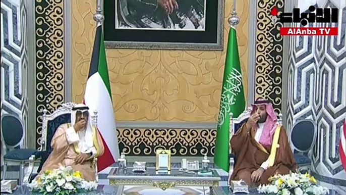 ولي العهد السعودي صاحب السمو الملكي الأمير محمد بن سلمان مستقبلاً ممثل صاحب السمو الأمير الشيخ نواف الأحمد سمو ولي العهد الشيخ مشعل الأحمد في مطار الملك عبدالعزيز الدولي في جدة