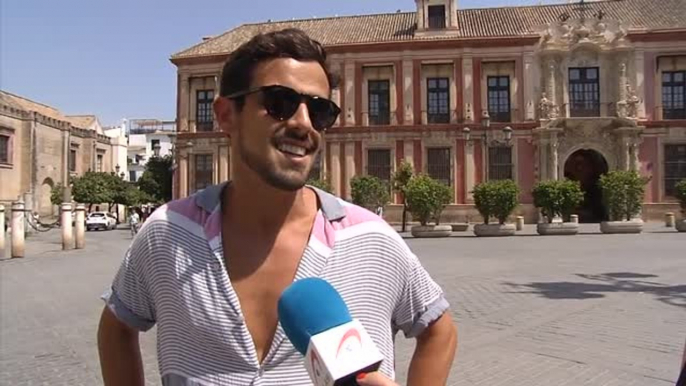 Los turistas afrontan como mejor pueden la ola de calor