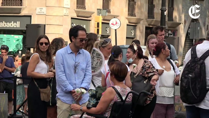 Barcelona homenajea a las víctimas de los atentados y un grupo de independentistas intentan boicotear el acto