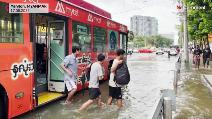 Birmanie : les passants se frayent difficilement un chemin dans les rues inondées de Rangoun