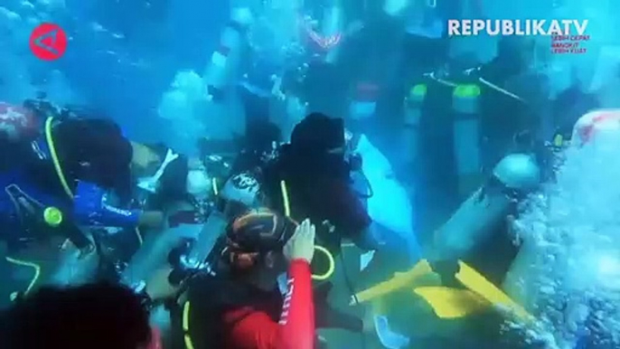 Lanal Ternate Lakukan Pengibaran Bendera Merah Putih di Bawah Air