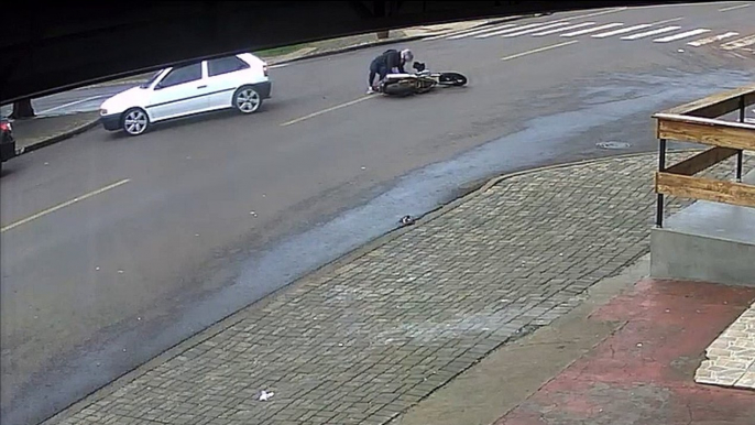 Câmera de Segurança flagra o momento da colisão entre moto e automóvel no Bairro Interlagos