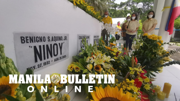 Ballsy Aquino-Cruz and Viel Aquino-Dee visit the tomb of their father, Ninoy Aquino  in Manila Memorial park