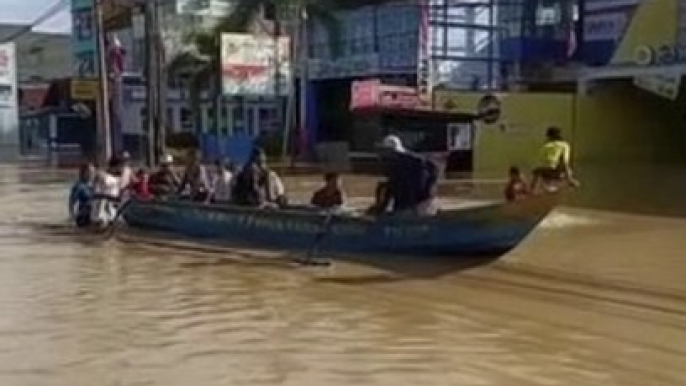 Banjir Dasyat Kepung Kota Sorong,Harus Pakai Perahu Di Jalan Raya