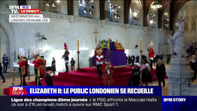 Le public commence à se recueillir devant le cercueil de la reine Elizabeth II à Londres