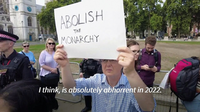 Anti-monarchy protesters boo King outside UK parliament