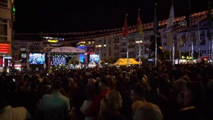 Sakarya gündem haberleri... Haluk Levent, Sakarya Zaferi kutlamaları kapsamında Polatlı'da konser verdi