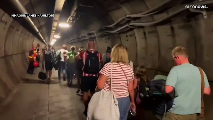 Treno bloccato nel tunnel sotto la Manica. Il panico e la rabbia dei passeggeri