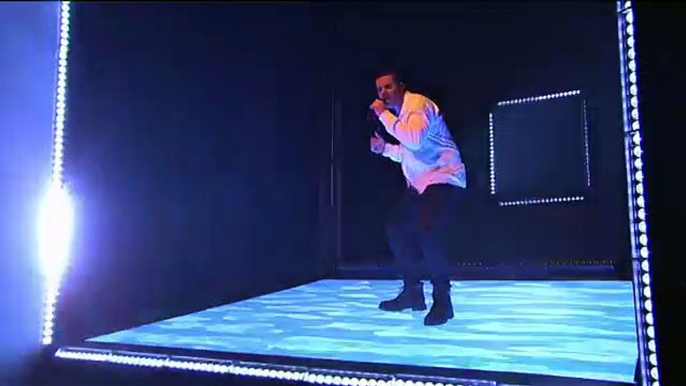 Drake chante son tube "One Dance" en live
