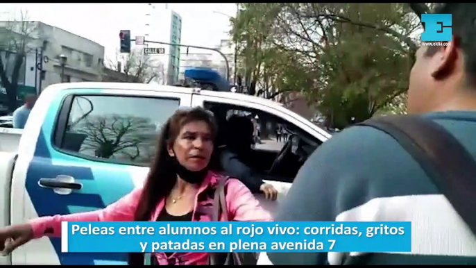 Peleas entre alumnos al rojo vivo: corridas, gritos y patadas en plena avenida 7