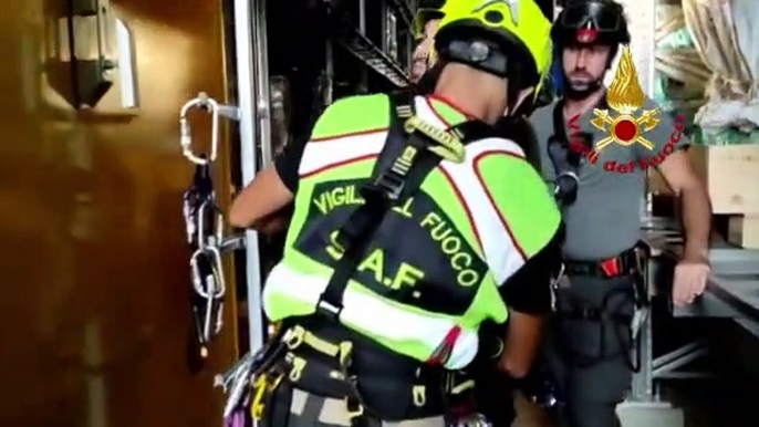 Bloccati sulla piattaforma a 15 metri d'altezza, salvati dai pompieri