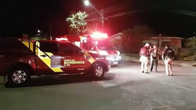 Motociclista bate na lateral de transporte coletivo e é atendida pelo Siate, no Bairro Brasmadeira